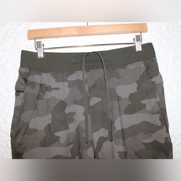 Lululemon T.H.E. Short 9" Linerless Shorts Size Medium - Picture 3 of 10